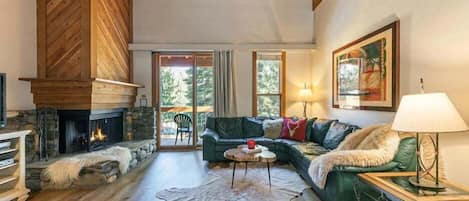 Televisión y chimenea