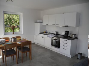 Refrigerador, horno, lavavajillas y utensilios de cocina 