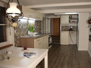 Kühlschrank, Ofen, Geschirrspüler, Kochgeschirr/Geschirr/Besteck