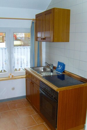 Fridge, microwave, oven, cookware/dishes/utensils - Zur Kajüte by Interhome (Burhave)