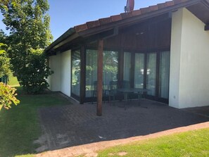 Outdoor dining - K5 Haus in Eckwarderhörne mit Terrasse und Garte by Interhome (Burhave)