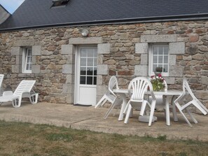 Outdoor dining - Gîte du four à pain (Unterkunft im Brotofen) by Interhome (Cléden Cap Sizun)
