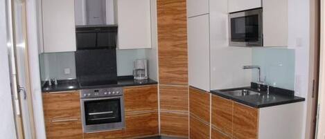 Fridge, oven, dishwasher, cookware/dishes/utensils