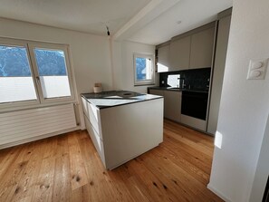 ثلاجة، فرن، غسالة أطباق، مستلزمات طهي/أطباق/أوعية