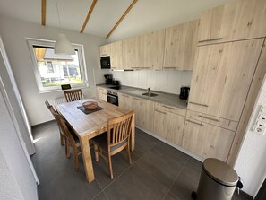 Kühlschrank, Mikrowelle, Ofen, Geschirrspüler