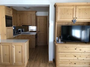Kühlschrank, Ofen, Geschirrspüler, Kochgeschirr/Geschirr/Besteck
