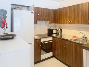 Kühlschrank, Geschirrspüler, Kochgeschirr/Geschirr/Besteck