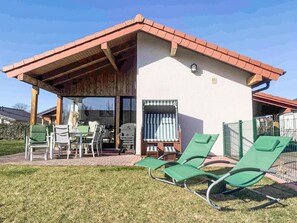 Outdoor dining - M1 Ferienhaus mit Garten, Terrasse und Carport by Interhome (Burhave)