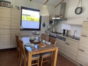 Fridge, microwave, oven, dishwasher - M1 Ferienhaus mit Garten, Terrasse und Carport by Interhome (Burhave)
