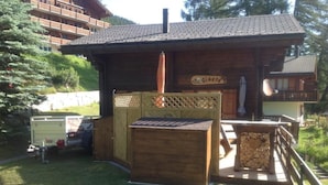 Une cabane en bois avec une pancarte indiquant « La Siesta ».