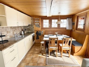 Kühlschrank, Ofen, Geschirrspüler, Kochgeschirr/Geschirr/Besteck