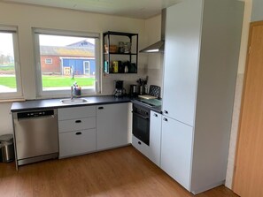Jääkaappi, mikroaaltouuni, uuni, astianpesukone
