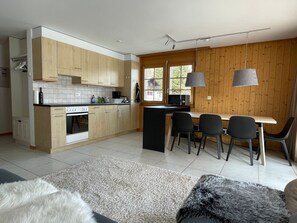 Kühlschrank, Mikrowelle, Kochgeschirr/Geschirr/Besteck