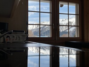 Réfrigérateur, micro-ondes, batterie de cuisine, vaisselle et ustensiles