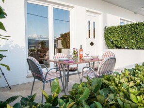 Outdoor dining - Moderne Ferienwohnung mit Meerblick by Interhome (Klek)