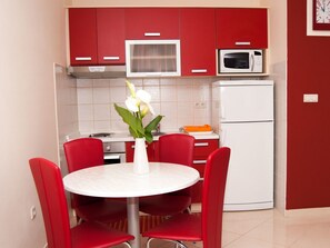 Fridge, microwave, oven, cookware/dishes/utensils - Moderne Ferienwohnung mit Meerblick by Interhome (Klek)