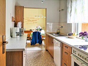 Een koelkast, een magnetron, een oven, een vaatwasser