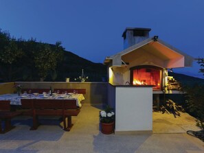 Outdoor dining - Villa Rimac in Kastel Stafilic mit Garten, Grill by Interhome (Kaštel Novi)