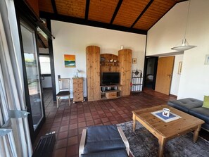 TV - L3 Eingezäuntes Ferienhaus in Eckwarderhörne by Interhome (Burhave)