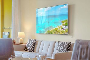 Smart TV - Charming 2BR w/Balcony  Pool  BBQ  Close2Beach (Noord)