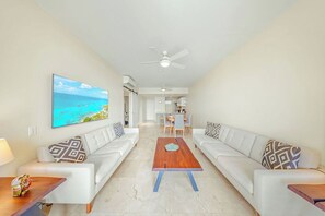 Smart TV - Charming 2BR w/Balcony  Pool  BBQ  Close2Beach (Noord)