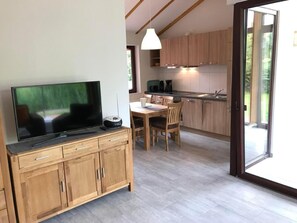 Fridge, microwave, oven, dishwasher - E17 Ferienhaus mit Wintergarten und Terrasse by Interhome (Burhave)