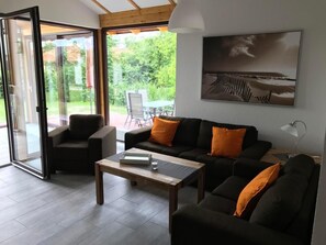 TV - E17 Ferienhaus mit Wintergarten und Terrasse by Interhome (Burhave)