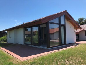 Exterior - E17 Ferienhaus mit Wintergarten und Terrasse by Interhome (Burhave)
