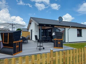 Outdoor dining - G5 Ferienhaus mit Garten in Eckwarderhörne by Interhome (Burhave)