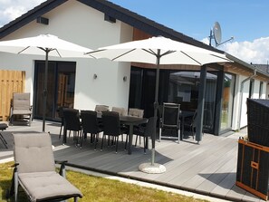 Outdoor dining - G5 Ferienhaus mit Garten in Eckwarderh örne by Interhome (Burhave)