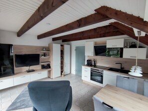 Fridge, oven, dishwasher, cookware/dishes/utensils - Gesamte Wohnung in Burhave by Interhome (Burhave)