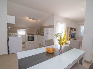 Kühlschrank, Ofen, Kochgeschirr/Geschirr/Besteck