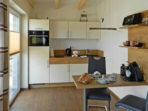 Fridge, microwave, dishwasher, cookware/dishes/utensils