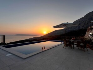 Outdoor dining - Charmantes Steinhaus mit Pool und Meerblick by Interhome (Tučepi)