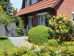Outdoor dining - Meerzeit by Interhome (Burhave)