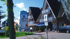 Un hôtel avec une enseigne indiquant « Seepark BURHAVE » et « Restaurant Kapt’n Hook ».