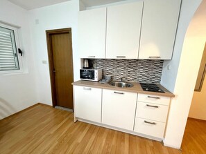 Fridge, microwave, cookware/dishes/utensils - Wohnung Julie 3 by Interhome (Crikvenica/Jadranovo)