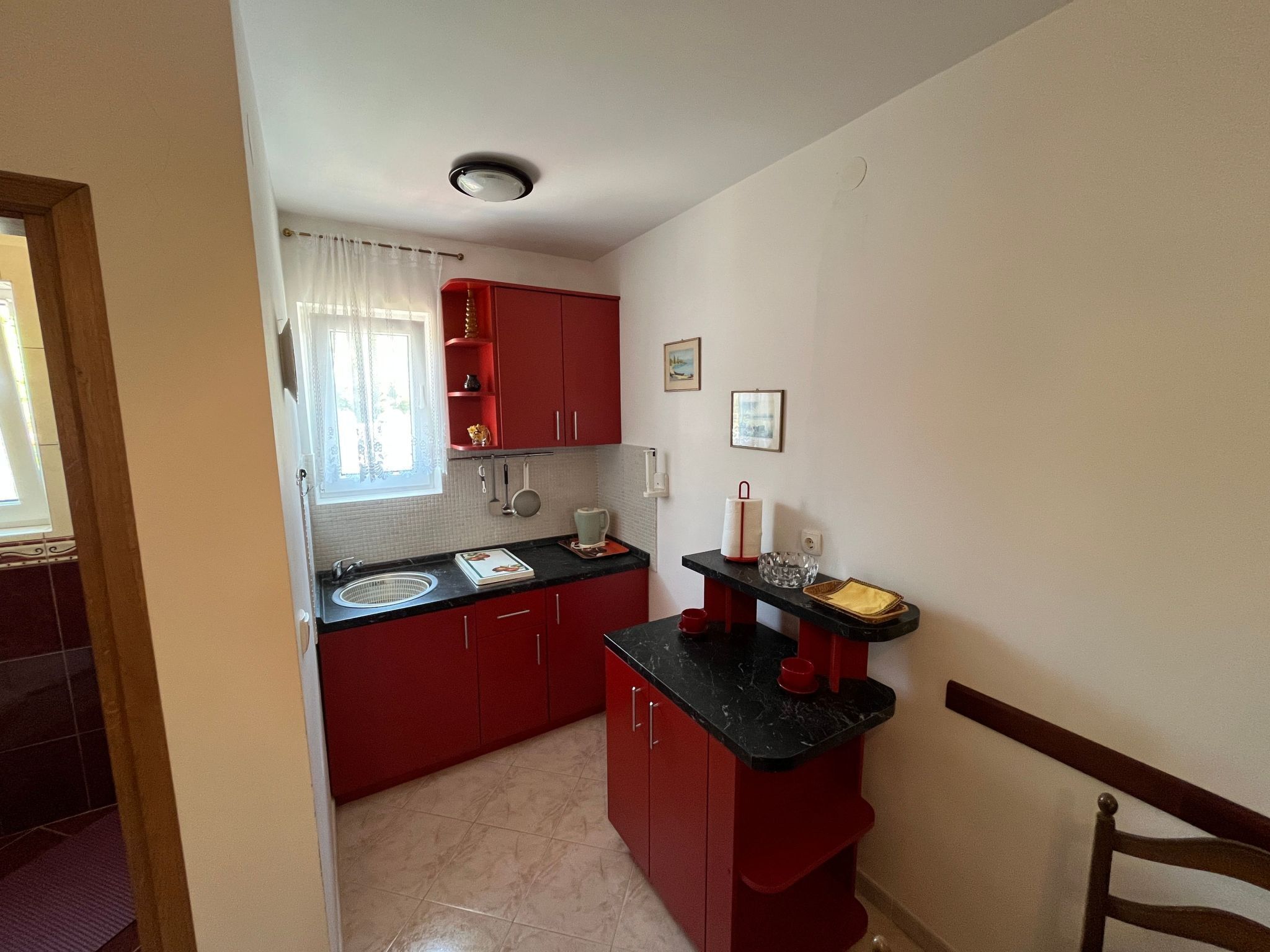 Réfrigérateur, batterie de cuisine, vaisselle et ustensiles