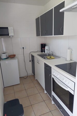 Geladeira, micro-ondas, fogão, talheres/pratos/utensílios de cozinha
