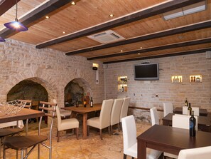 Dining - Gemütliche Wohnung in Omiš mit Privatem Balkon by Interhome (Omiš)