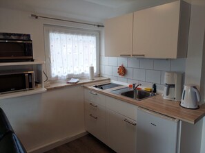 Fridge, microwave, cookware/dishes/utensils - Kajüte in Fedderwardersiel by Interhome (Burhave)