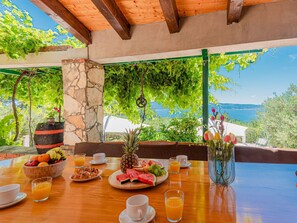 Outdoor dining - Ferienvilla 'Villa Betelgeuse by Interhome (Omiš)