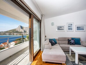 TV - Appartement "Zorka" mit Blick auf das Wasser by Interhome (Omiš)
