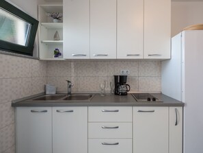 Kühlschrank, Mikrowelle, Kochgeschirr/Geschirr/Besteck