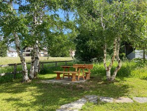 Outdoor dining - Chesa Basilisk 1 - ÖV inklusive by Interhome (Pontresina)
