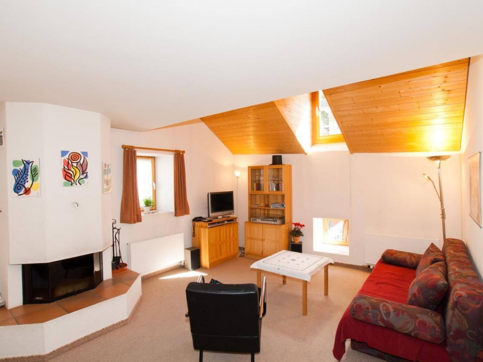 Télévision, cheminée, lecteur de DVD