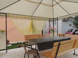 Outdoor dining - Apartment mit Balkon by Interhome (Pag/Novalja)