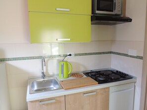 Refrigerador, microondas, lavavajillas y utensilios de cocina 