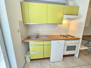 Kühlschrank, Ofen, Kochgeschirr/Geschirr/Besteck