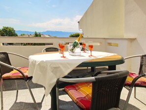 Outdoor dining - Charmante Ferienwohnung in Baška mit Eigenem Balkon by Interhome (Krk/Baška)